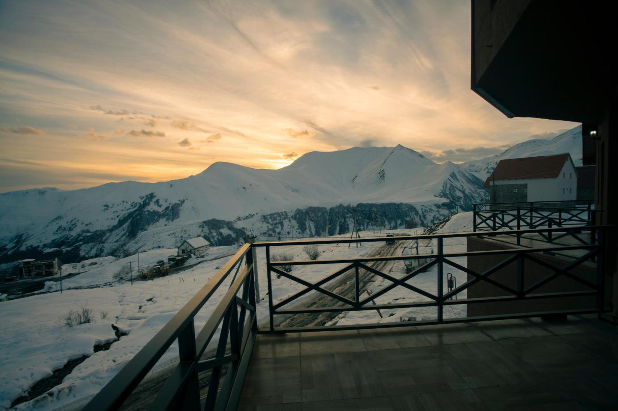 The Hills Hostel Gudauri Exterior photo